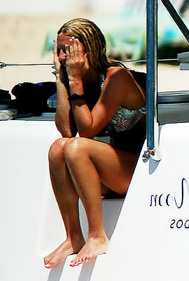 Rachel Hunter is on a boat